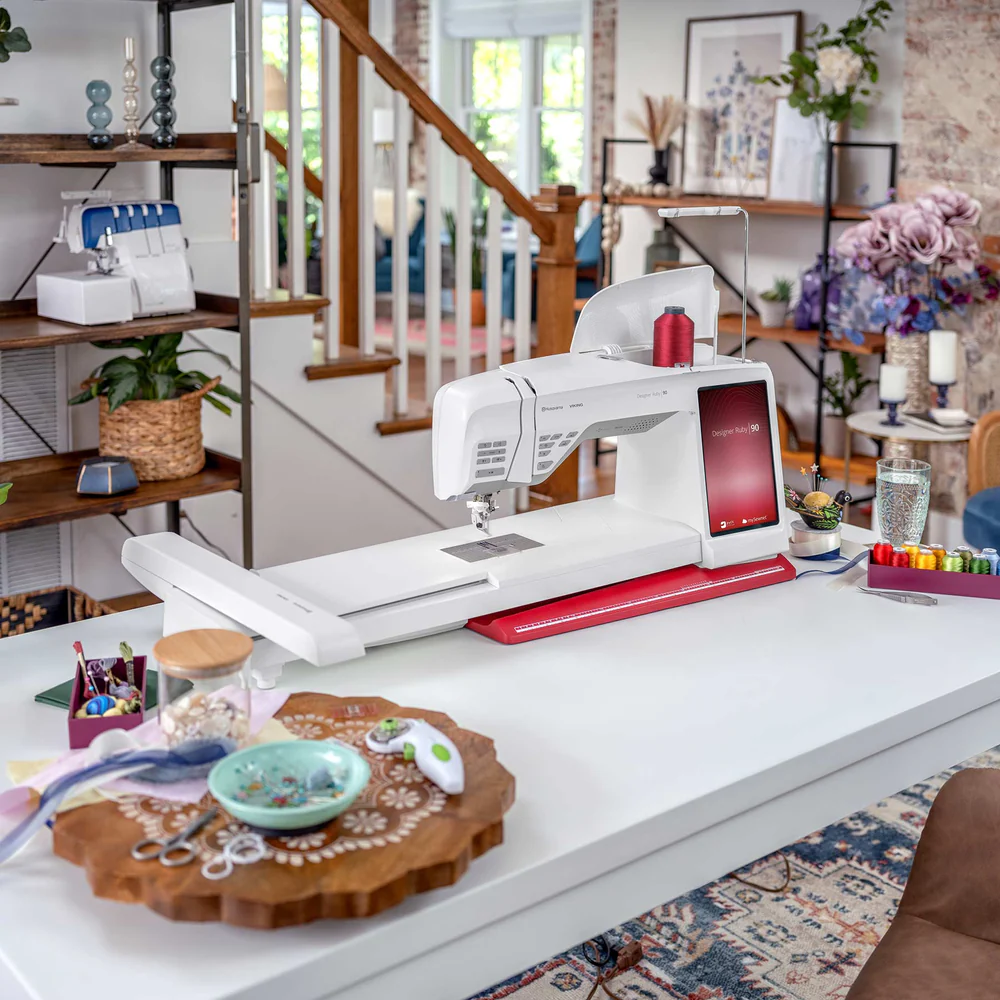 MÁQUINA DE COSER Y BORDAR HUSQVARNA VIKING DESIGNER RUBY 90