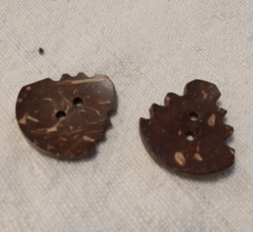 BOTÓN DE MADERA DE COCO HOJA 25 MM